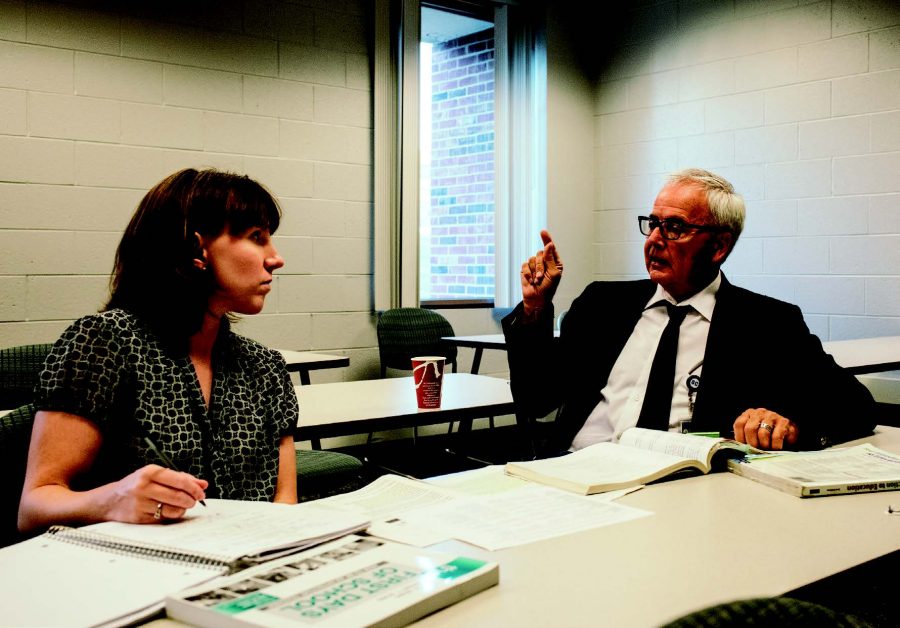 PHOTO BY JAKE MULKA | PHOTO EDITOR
Professor Jan Farmer works with ARC student Debbie Shute to transform her existing business degree into a
teaching certificate.