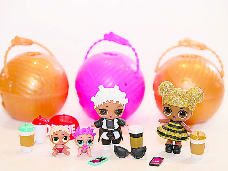 The opened dolls with all their accessories. The smaller babies are the little sisters while the larger ones are the big sisters. Not knowing what you are buying makes this toy addictive, not unlike gambling.
(Image from mommyoutsidethebox.ca)