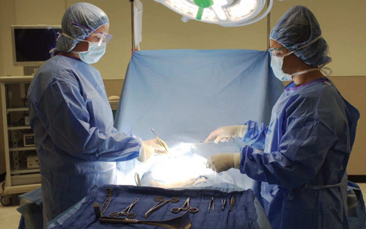 Surgical+tech+students+practicing+a+surgical+procedure+utilizing+the+state+of+the+art+facilities+on+campus.